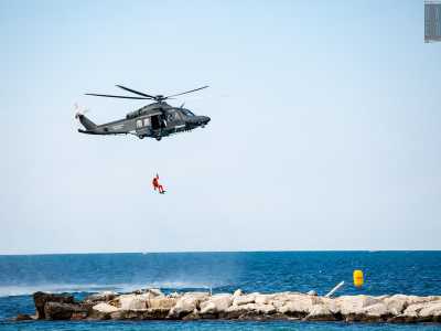 2) la dimostrazione di elisoccorso da parte del 15� stormo S.A.R. foto 3